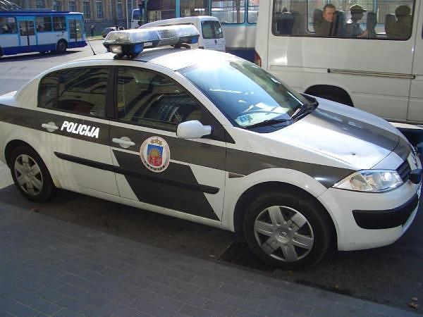 Lettonia, la polizia assedia i cittadini