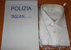 Stivali, divise, caschi, camicie. Sul web ti puoi vestire da poliziotto