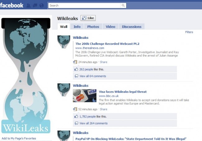 Julian Assange: “Facebook ci spia tutti”