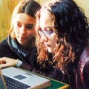 ragazzine al computer
