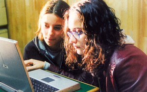 ragazzine al computer