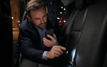 Persona che controlla l’auto con lo smartphone dopo un avviso di tracker sconosciuto